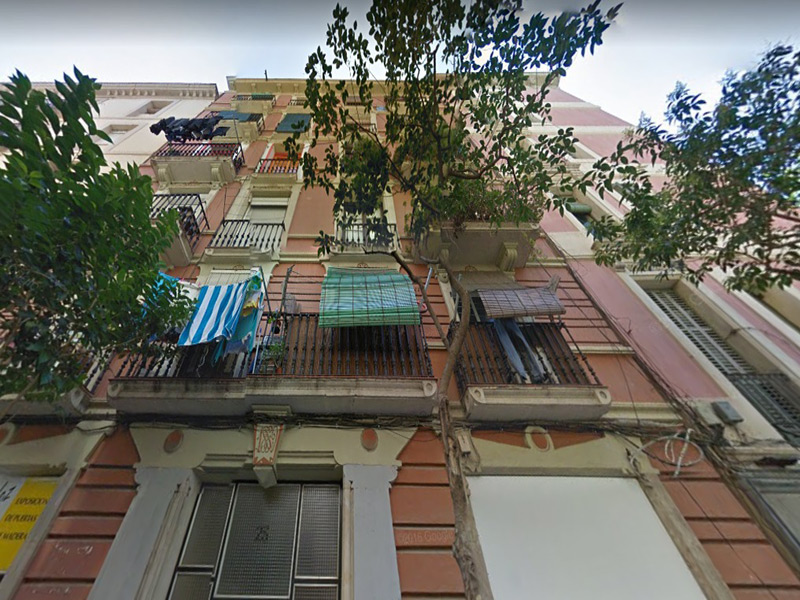 Partially restored flat of 50 m2 in Ciutat Vella, Raval