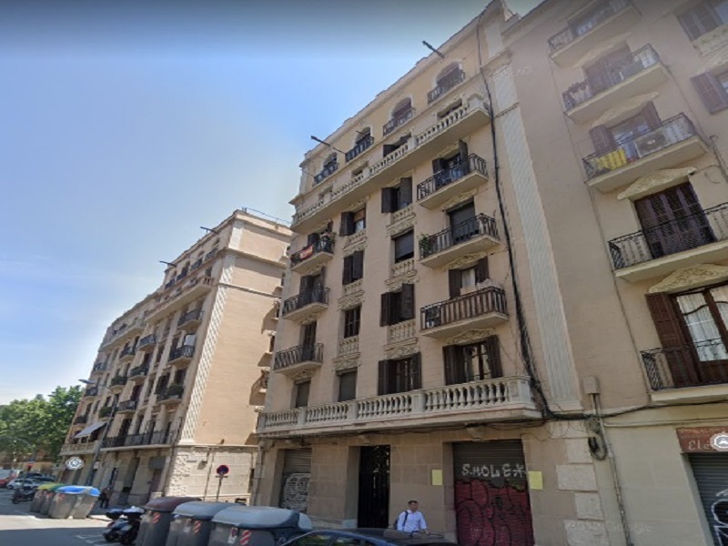 Partially restored flat of 52 m2 in L'Eixample, Sagrada Familia