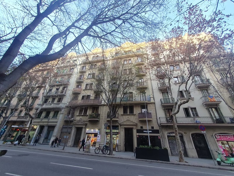 Excelente oportunidad de departamento de tres habitaciones, por precio y ubicación, en el Eixample, Barcelona. 