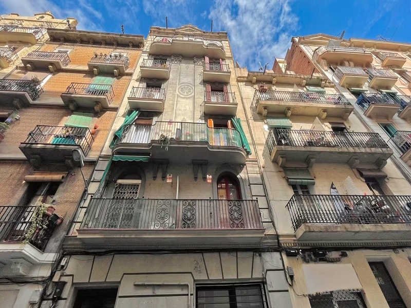 Excelente inmueble con balcón, ubicado cerca del Montjuic, en Barcelona. 