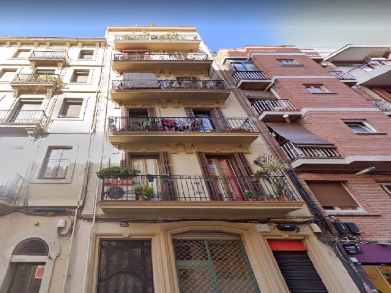 Luminoso departamento reformado. con dos balcones a calle y sol directo, en Barcelona 