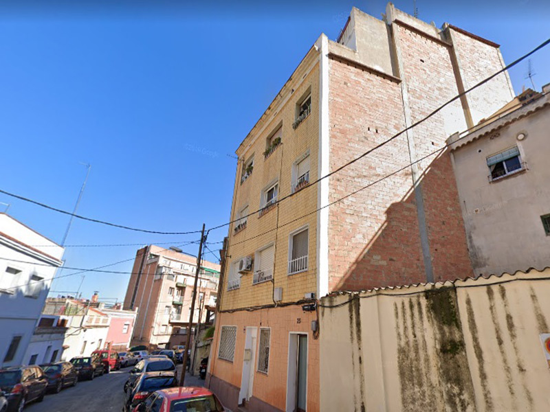Partially restored flat of 50 m2 in Horta-Guinardó, Carmel