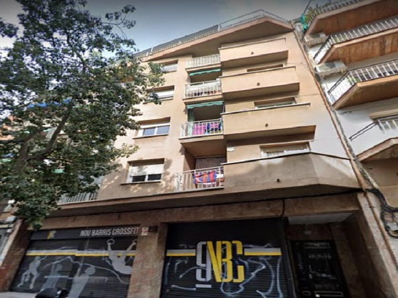Oportunidad de inmueble reformado y con amplia terraza, ubicado proximo a la Vía Julia, donde hay lugares de comercios, en Barcelona. 