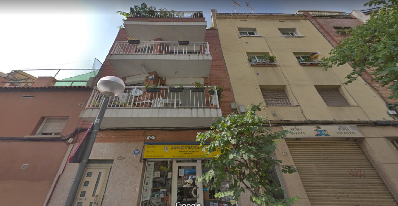 Partially restored flat of 40 m2 in Nou Barris, Roquetes