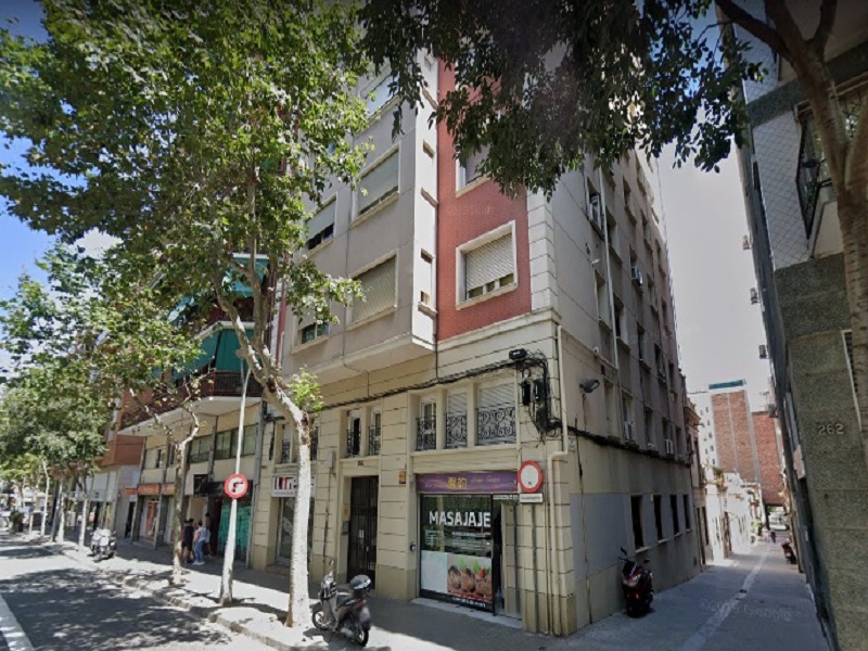Partially restored flat of 53 m2 in Ciutat Vella, Raval