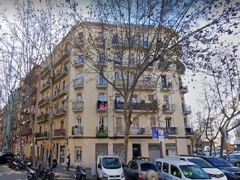 Excelente inmueble para añadir valor con reforma, luminoso y con balcones exterior a calle, ubicado en Barcelona