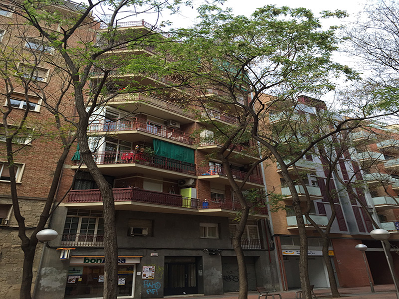 For renovation flat of 70.00 m2 in Sant Martí, Clot